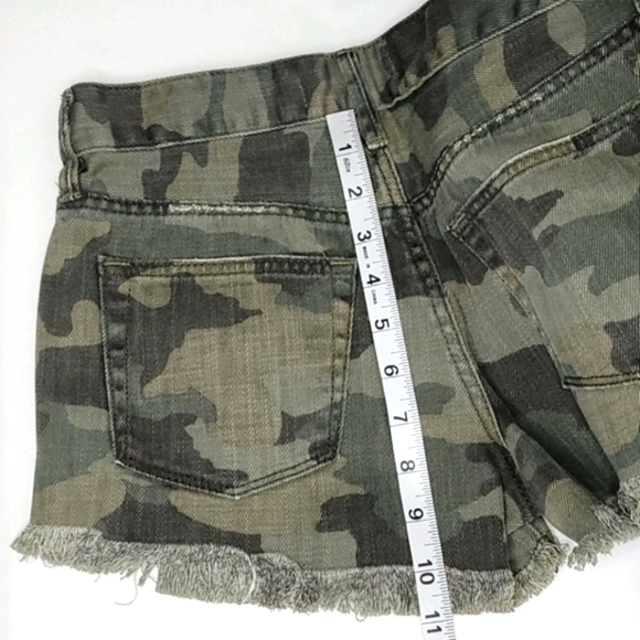 💰NWOT! WE THE FREE ▪︎ ARMY GREEN CAMOUFLAGE JEAN SHORTS ▪︎ SIZE 0 - Picture 11 of 12